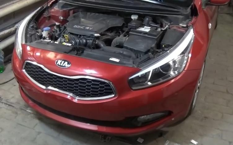открытый капот на Киа