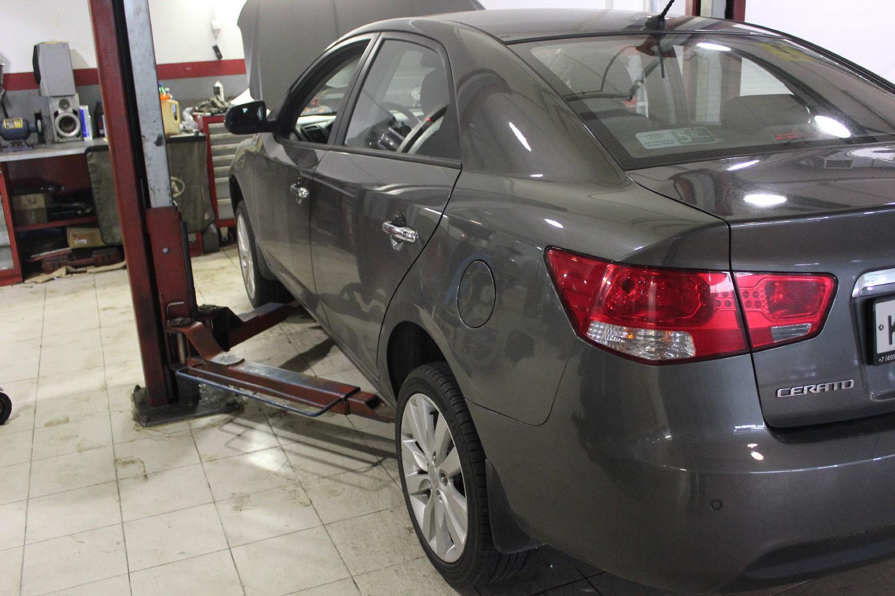 Киа Церато на подъемнике