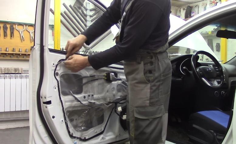 разобранная дверь на автомобиле