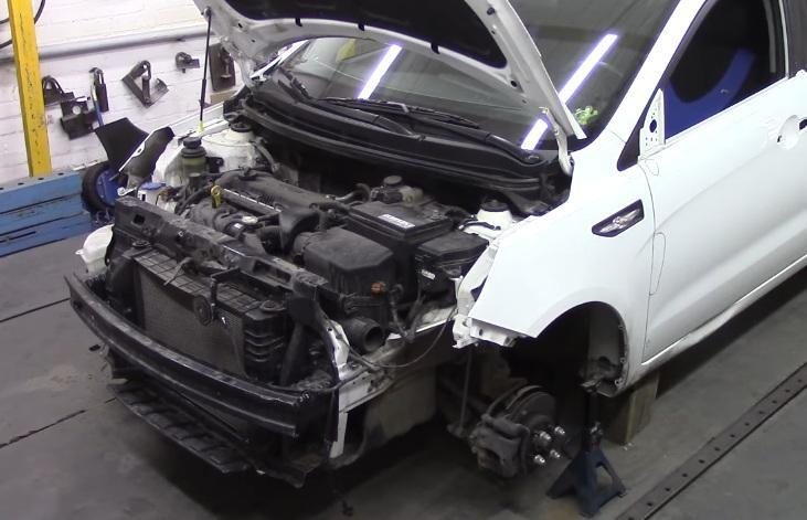 Киа с разобранным передом