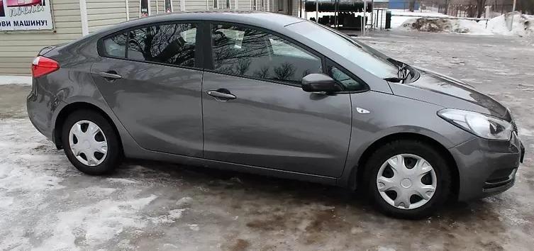 серая Киа сбоку