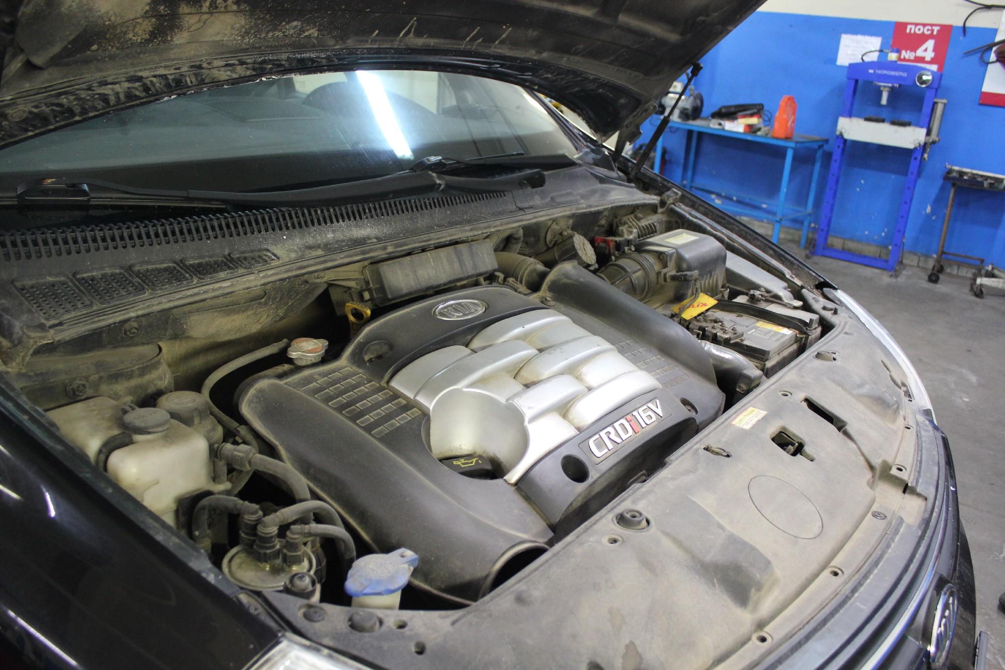 открытый капот на Киа