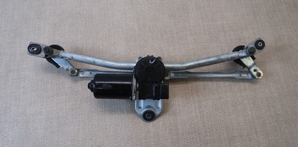 Снятая трапеция стеклоочистителя