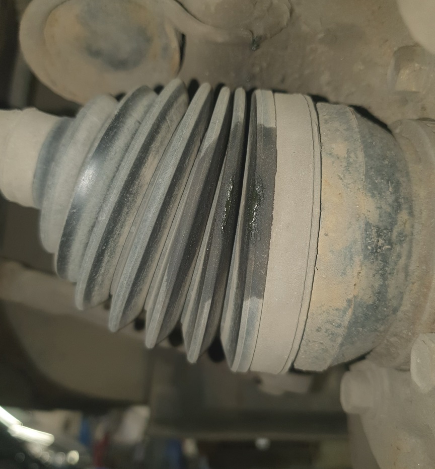 Этот пыльник на Киа нуждается в замене