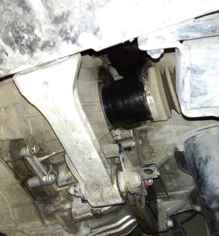 Масло на ШРУСе из-за неисправности сальника привода