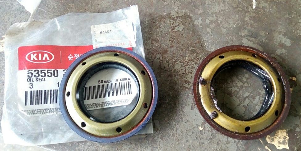 Новый и старый сальники приводного вала Киа