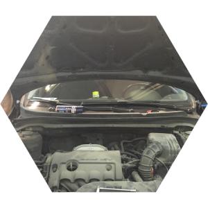 мастер за работой в техцентре Киа