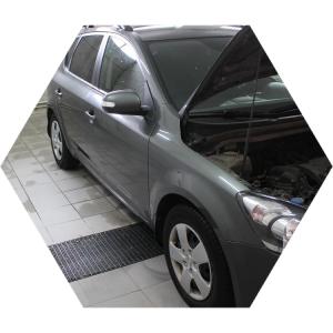 Сид с открытым капотом