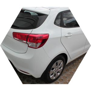 белый Киа на улице