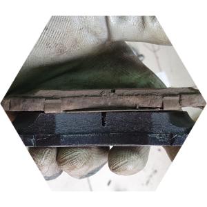 старая и новая тормозная колодка в руке