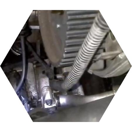 под капотом автомобиля