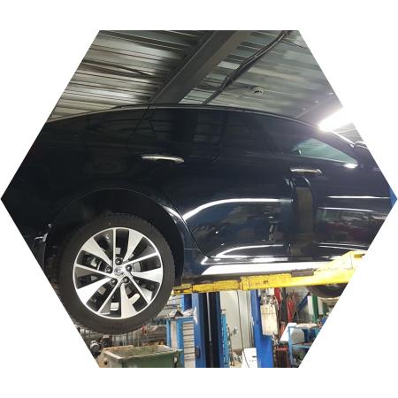 Киа Оптима на подъемнике в автосервисе