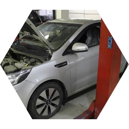 Киа Рио готовится к замене масла в автотехцентре