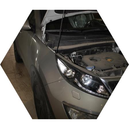 Киа Спортейдж в процессе замены воздушного фильтра в автотехцентре