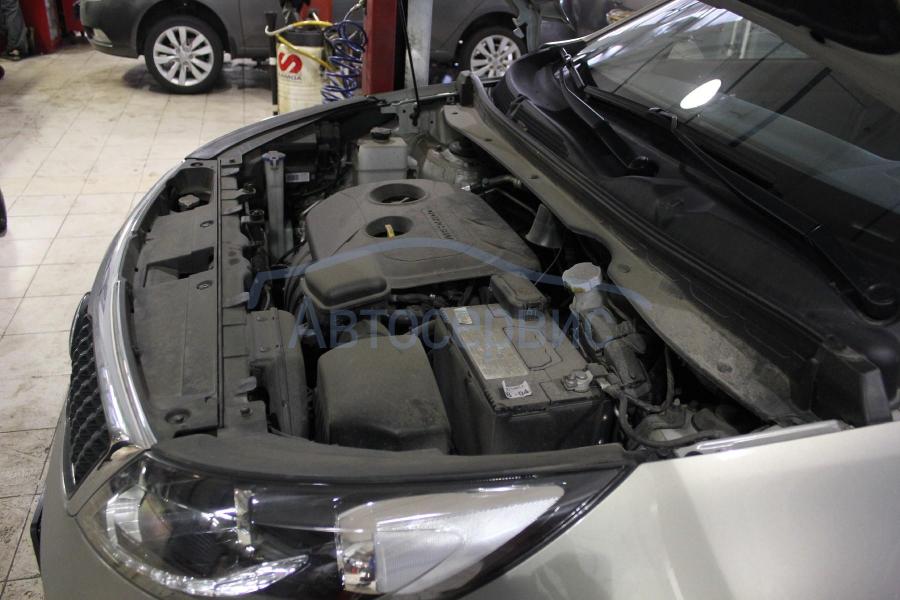 открытый капот на Киа