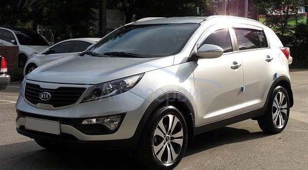 серый Спортейдж на улице