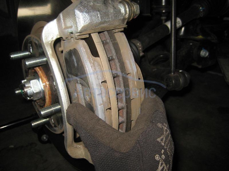 скоба на тормозном диске