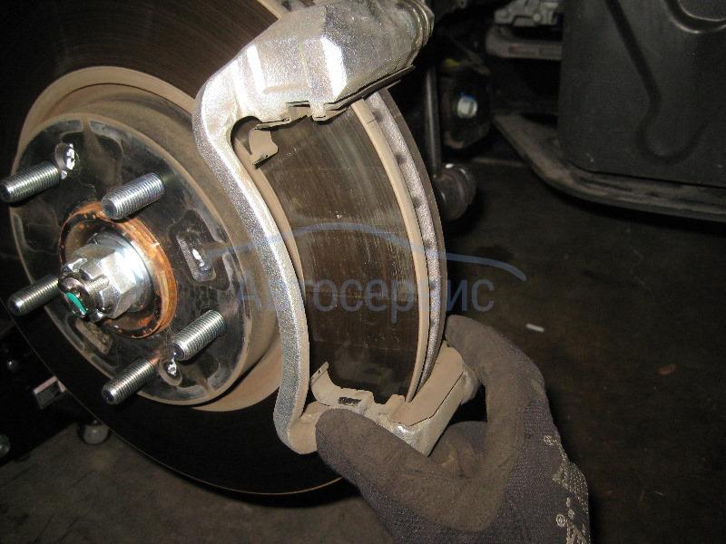 скоба на тормозном диске