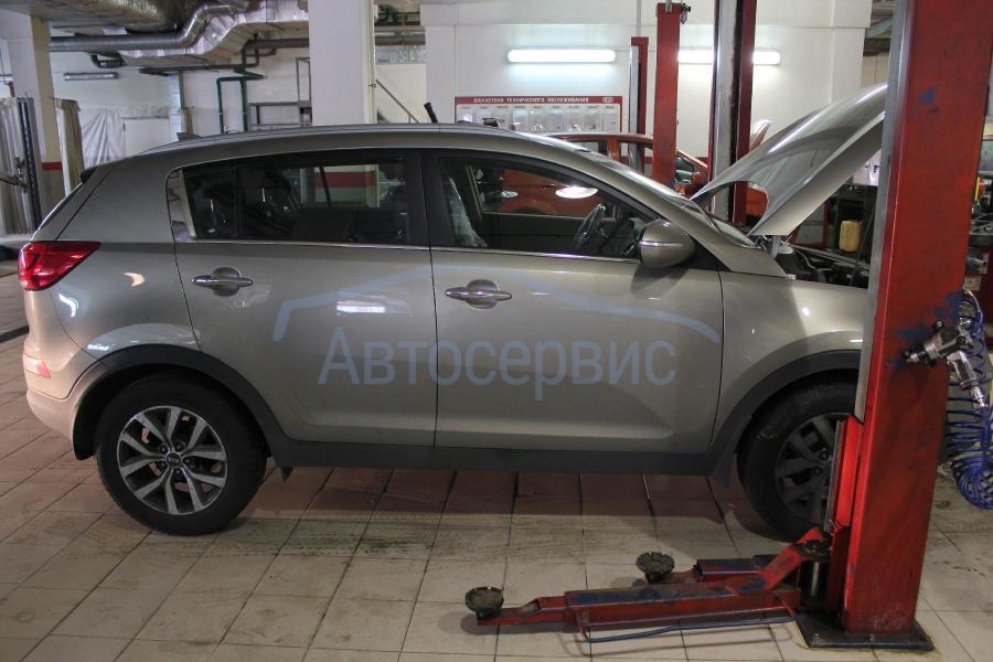 Киа Спортейдж на подъемнике