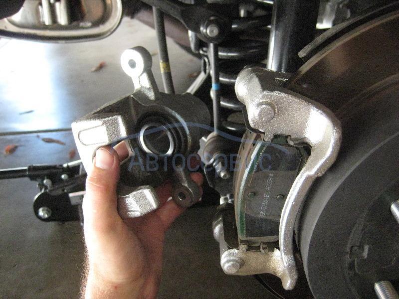 суппорт и скоба на тормозном диске