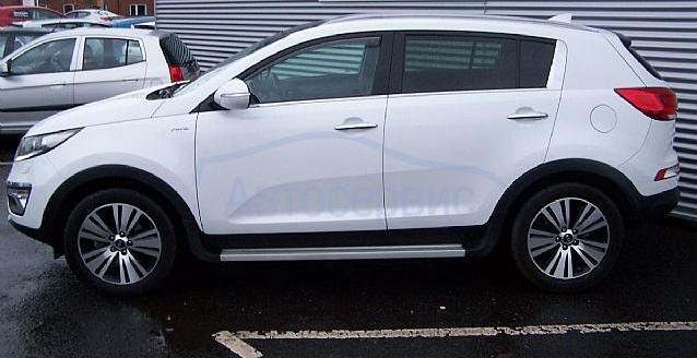 белый кроссовер Киа сбоку