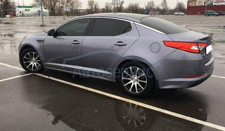 бизнес-седан Киа сбоку