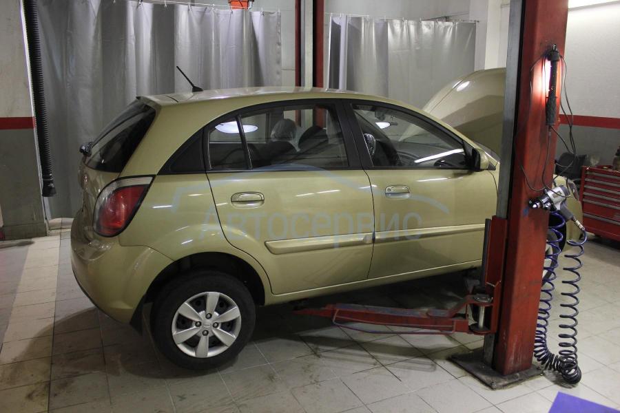 Киа Рио на подъемнике в сервисе