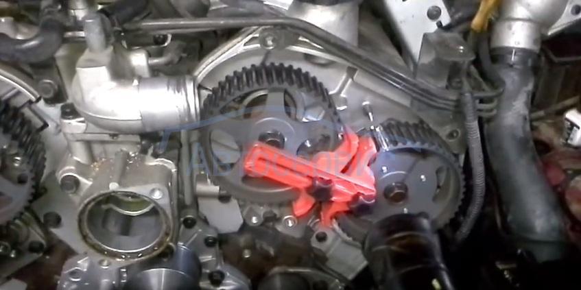 мотор без боковой крышки и ремня ГРМ