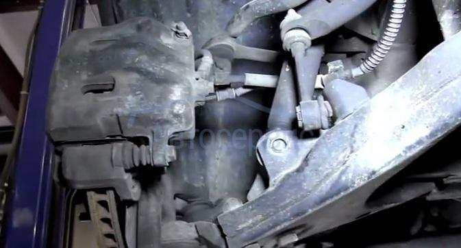 тормозной суппорт и рычаги снизу