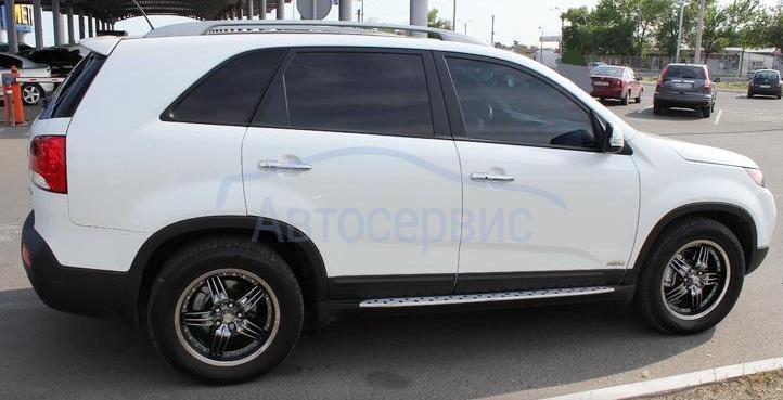 белый Соренто сбоку