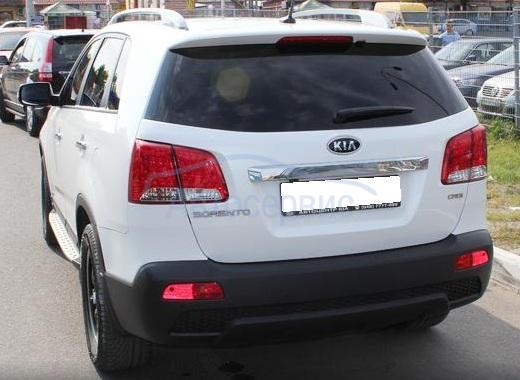 белый Соренто сзади