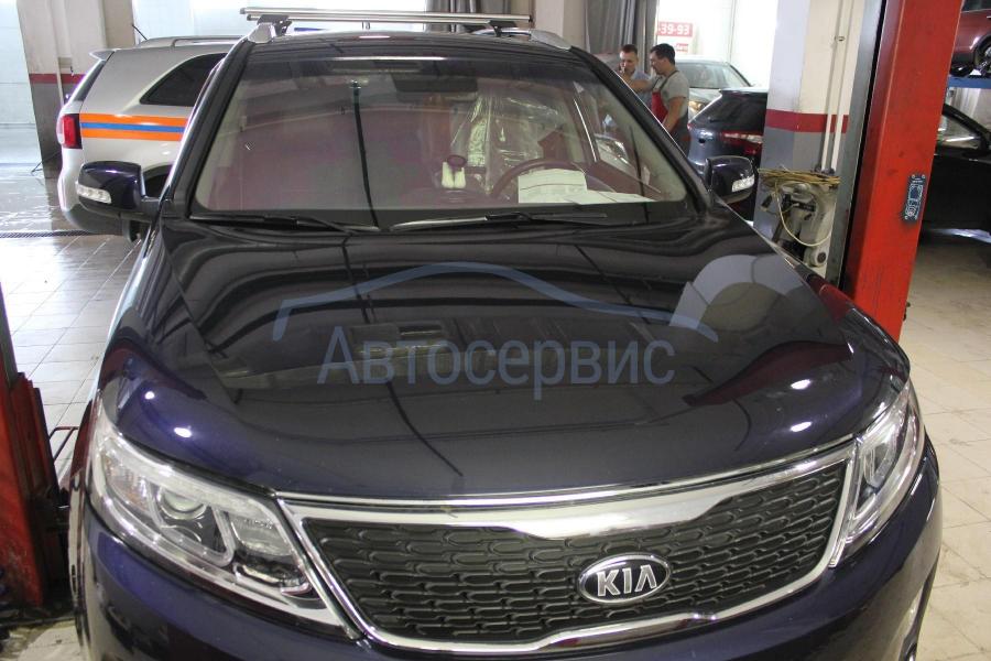 черный внедорожник Киа на СТО