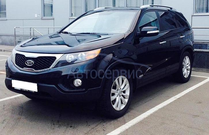 черный Соренто на парковке