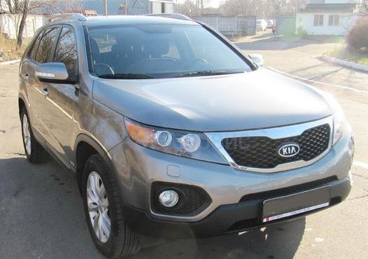 серый внедорожник Киа