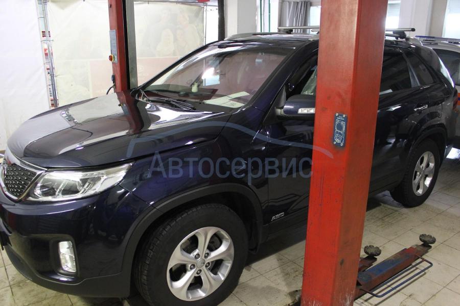 черный Соренто в автосервисе