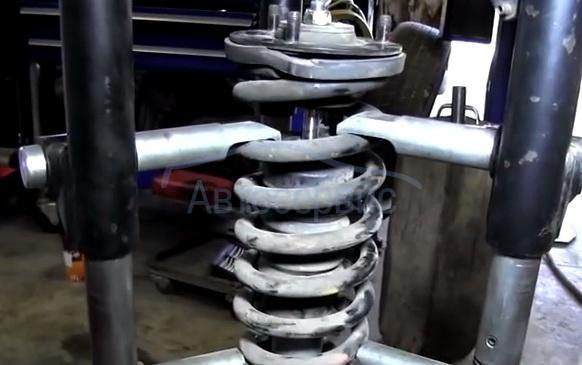 демонтаж пружины с амортизатора