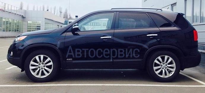 Соренто сбоку на улице