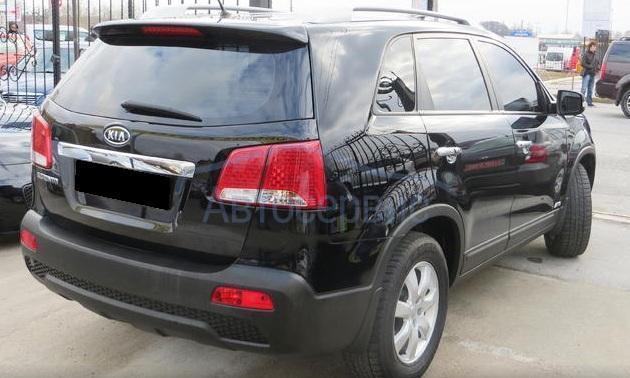 черный Соренто сзади