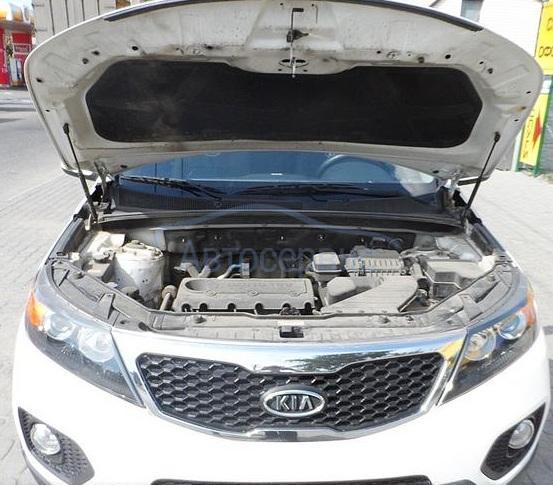 открытый капот на Киа