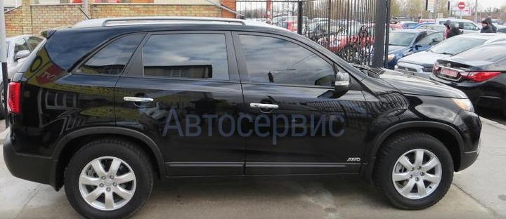 черный Соренто сбоку