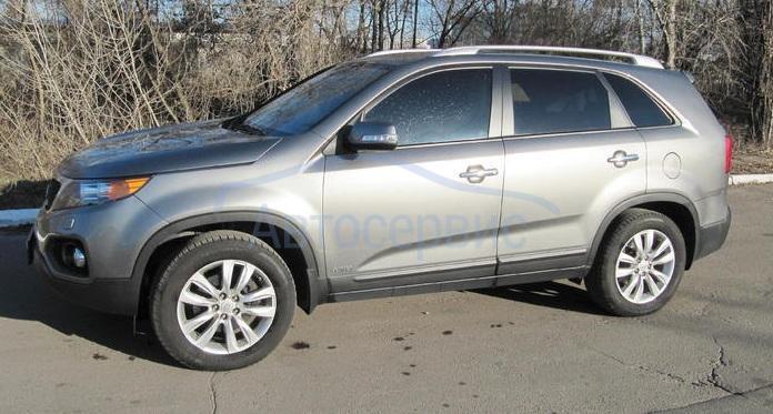 серый Соренто на улице