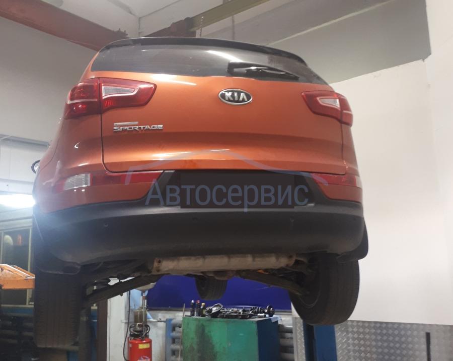 Киа Спортейдж в техцентре на замене тросов ручника