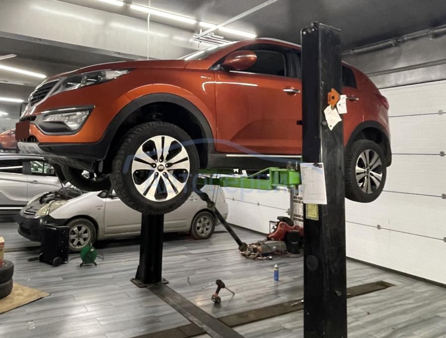 Киа Спортейдж в процессе замены масла в редукторе