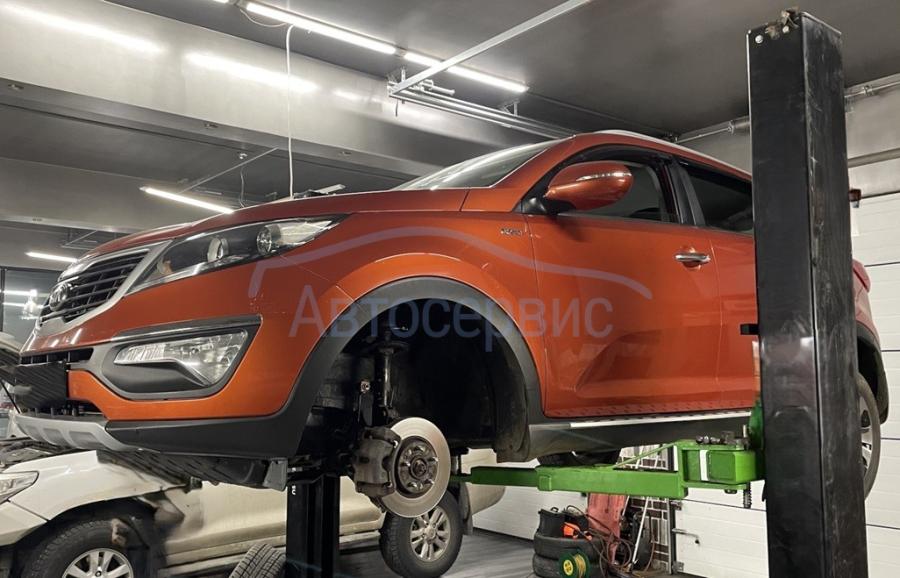 Киа Спортейдж в процессе замены опорного подшипника в автотехцентре