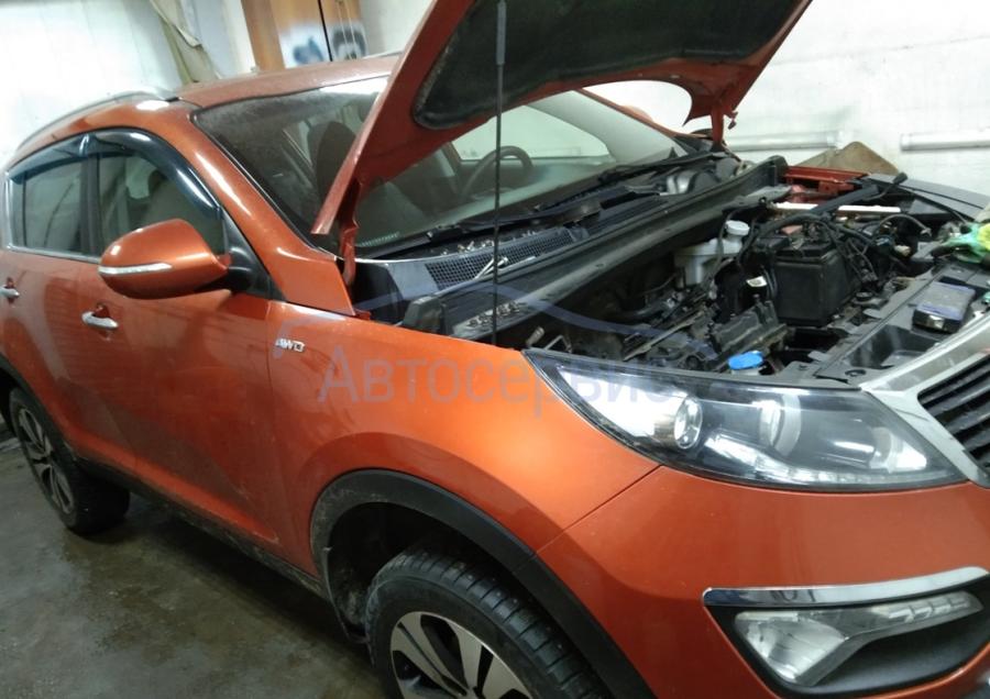 Киа Спортейдж в автотехцентре для замены приводного ремня