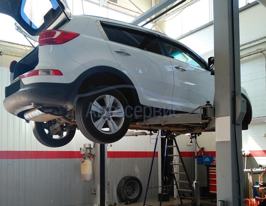 Киа Спортейдж в процессе замены втулок стабилизатора в автотехцентре