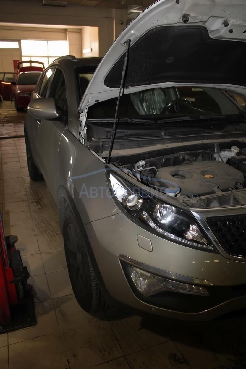 Киа Спортейдж в процессе замены воздушного фильтра в автотехцентре
